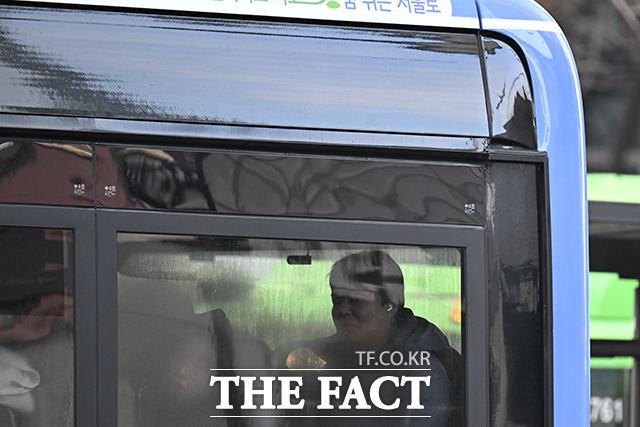 서울시버스노조가 내년 1월 13일 총파업에 돌입한다. 사진은 지난 15일 서울 종로구에서 한 시민에 버스에 탑승해 있다. /송호영 기자