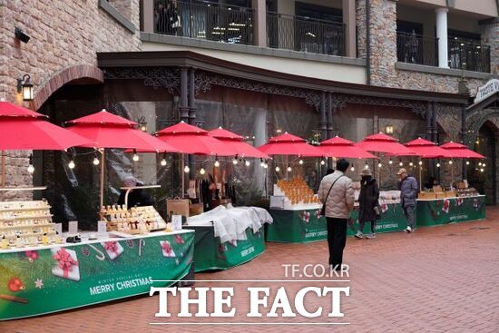 경기도주식회사가 운영하는 오프라인 마켓 시흥꿈상회(시흥프리미엄아울렛점) 내 매장들의 모습. /경기도주식회사