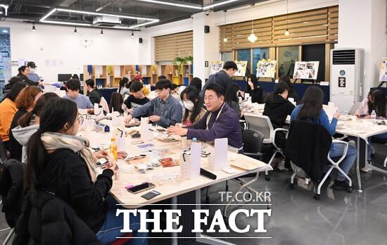 김동근 경기 의정부시장(가운데)이 최근 청년센터 청년공감터에서 진행된 2025년 청년센터 네트워킹 프리데이에 명예청년으로 참석, 청년들과 진솔한 대화를 나누고 있다. /의정부시