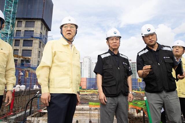 국토교통부와 고용노동부는 24일 두 부처 장관이 함께 서울 동작구 한국토지주택공사(LH) 공공분양주택 신축 공사 현장을 찾아 불법하도급 합동 점검을 실시했다고 밝혔다. /국토교통부