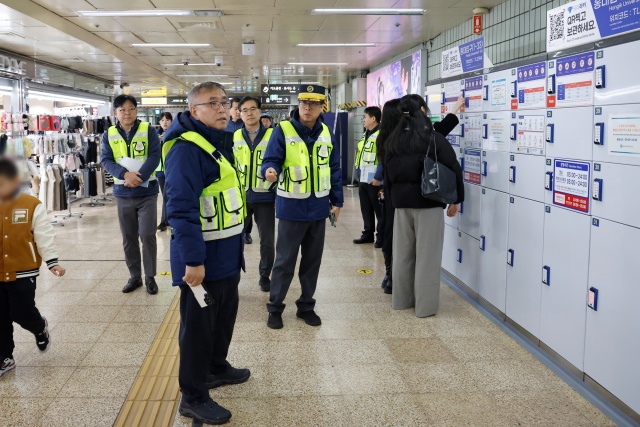 한영희 서울교통공사 기획본부장(사장 직무대행)은 24일 홍대입구역을 방문해 역사 내 혼잡 관리 실태를 점검했다. /서울교통공사
