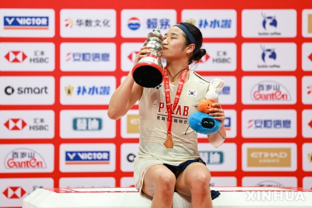'배드민턴 역사를 새로 쓴 순간' 안세영이 지난 21일 중국 저장성 항저우 올림픽스포츠센터에서 열린 2025 세계배드민턴연맹(BWF) 월드투어 파이널스 여자 단식 정상에 오른 후 트로피에 입을 맞추고 있다. / 신화 뉴시스