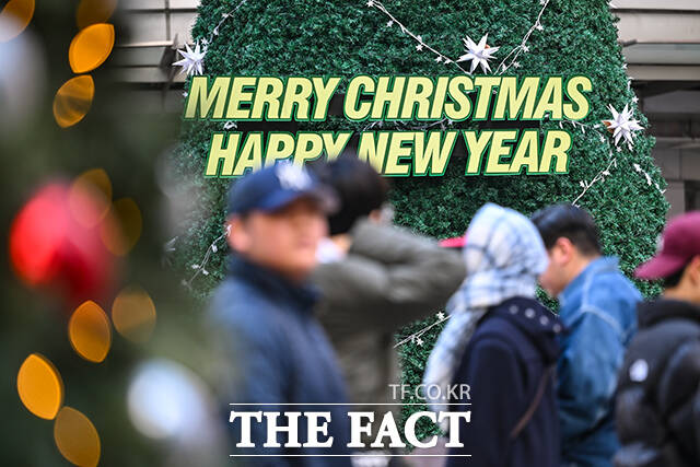 크리스마스 이브인 24일 오전 서울 중구 명동을 찾은 시민들이 걸음을 재촉하고 있다. /서예원 기자