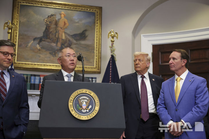 정의선 현대차그룹 회장이 지난 4월 24일(현지 시간) 백악관 루스벨트룸에서 도널드 트럼프 미국 대통령이 지켜보는 가운데, 대미 신규 투자 계획을 발표하고 있다. 정의선 회장은 이날 미국 백악관에서 