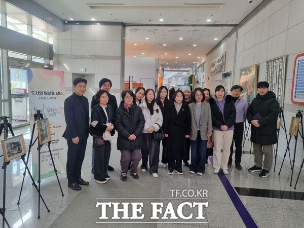 대전보건대학교 평생교육원은 글로컬대학30의 일환으로 새터말마을관리사회적협동조합과 함께 22일부터 일주일간 대전시 동구청 1층에서 도시의 일상을 담다(어반스케치) 전시회를 개최한다. /대전보건대학교