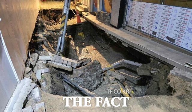 서울 동대문구 이문동 굴착공사장에서 발생한 지반침하 사고는 연약한 지반 조건에서 흙막이벽체와 차수 시공이 제대로 이뤄지지 않는 등 시공·관리 부실이 복합적으로 작용한 결과로 조사됐다. 이문동 굴착공사장 지반 침하./서울시