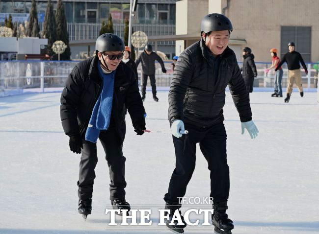임병택 시흥시장(오른쪽)과 문광만 시각장애인협회 지회장이 24일 거북섬에서 스케이트를 타고 있다. /시흥시