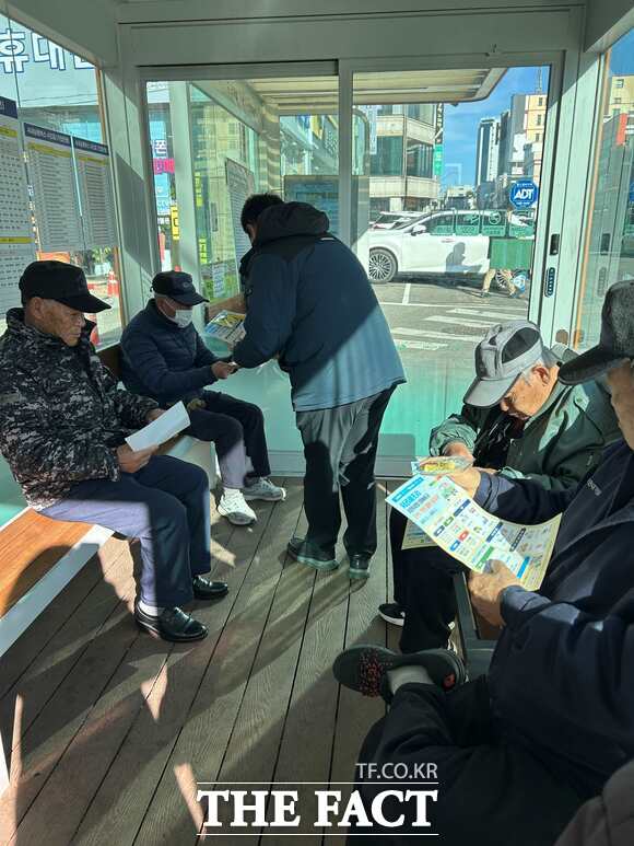 당진시는 22일 구터미널 로터리 인근에서 미세먼지 계절 관리제 5등급 차량 운행 제한 홍보 캠페인을 실시했다. /당진시