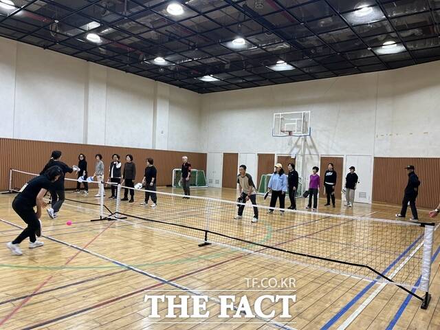 서울 중구(구청장 김길성)가 종교시설 유휴공간을 주민에게 개방하는 지역나눔 사업을 통해 8개 교회 33개 공간에서 20여 개 주민 프로그램을 운영하는 성과를 거뒀다. 사지은 생활체육교실 피클볼 원데이(장충교회 체육관)./중구