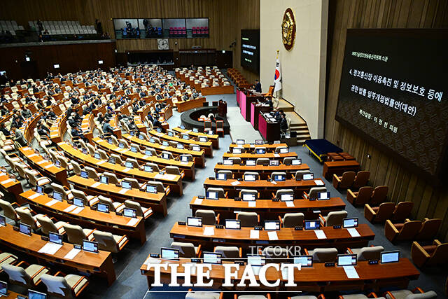 [더팩트ㅣ국회=남윤호 기자] 23일 오전 서울 여의도 국회에서 열린 본회의에 정보통신망 이용촉진 및 정보보호 등에 관한 법률 일부개정법률안(대안)이 상정되고 있다.