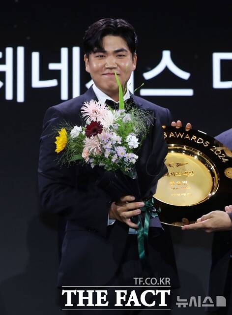 장유빈이 지난해 KPGA 제네시스대상 시상식에서 영예의 대상을 수상하고 포즈를 취하는 모습./뉴시스