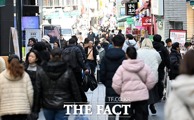 '이브 맞아 명동 찾은 시민들'