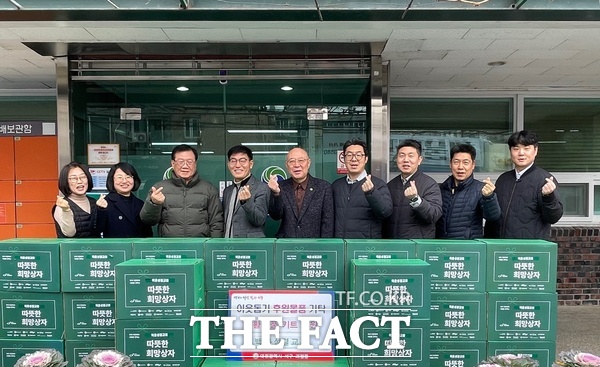 백운성결교회가 24일 대전 서구 괴정동 행정복지센터 겨울철 취약계층을 위한 따뜻한 희망 상자 32개(320만 원 상당)를 기탁했다. /대전 서구