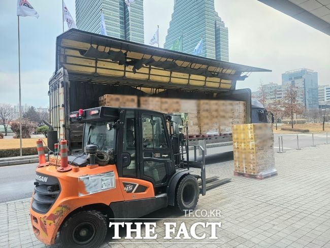 한 기업체가 안양시에 어려운 이웃을 위해 써달라며 이웃돕기 물품을 기탁했다. /안양시