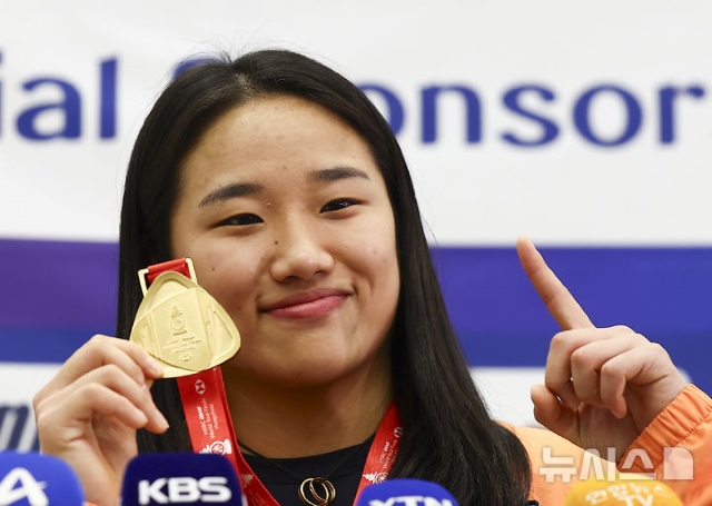 23살 안세영은 보이시한 매력을 뿜어낸다. 사진은 배드민턴 역대 단식 단일 시즌 최다승(11승)을 기록한 후 22일 귀국한 안세영이 인천국제공항에서 포즈를 취하고 있는 모습. / 뉴시스