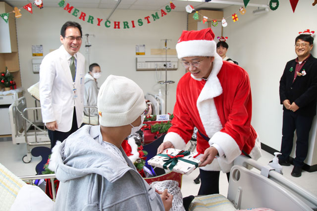 산타 복장을 한 배경훈 부총리가 24일 소아청소년암 환자에게 선물을 전달하고 있다. /과학기술정보통신부