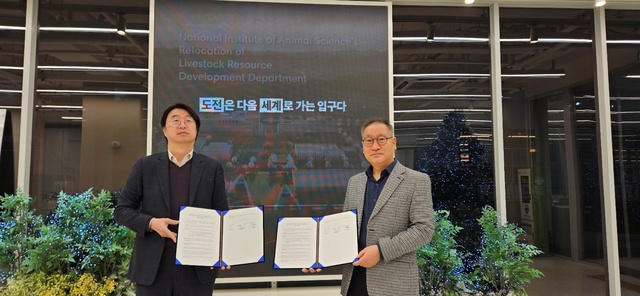 지난 23일 권영 KD 사업총괄 전무(왼쪽)와 홍성국 디에이그룹 파트대표(오른쪽)가 모듈러 주택 사업 협력을 위한 MOU를 체결하고 기념촬영을 하고 있다. /KD