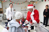  산타로 변신한 배경훈 부총리, 소아청소년암 환자 위문