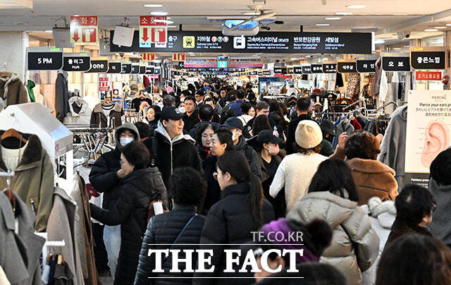 크리스마스인 25일 서울 서초구 고속터미널 지하상가 쇼핑센터 '고투몰'에 시민과 외국인 관광객의 발길이 이어지고 있다. /이효균 기자