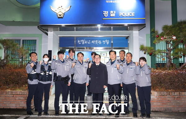 이장우 대전시장이 24일 둔산지구대를 방문해 현장 경찰관들을 격려했다. /대전시