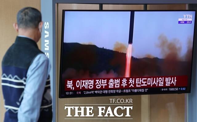 북한은 지난 24일 동해상에 신형 고공 장거리 대공 미사일을 시험 발사했다. 사진은 지난 10월 22일 북한의 이재명 정부 출범 후 첫 탄도미사일 발사 소식이 전해진 모습. /뉴시스