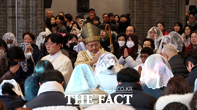 성탄절인 25일 서울 중구 명동대성당에서 성탄 대축일 낮 미사를 정순택 천주교 서울대교구 대주교가 집전하고 있다. /사진공동취재단