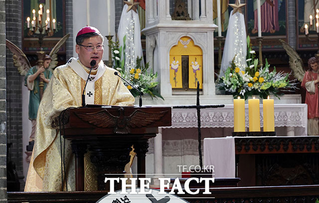 성탄절인 25일 서울 중구 명동대성당에서 열린 성탄 대축일 낮 미사에서 신도들이 기도를 하고 있다. /사진공동취재단
