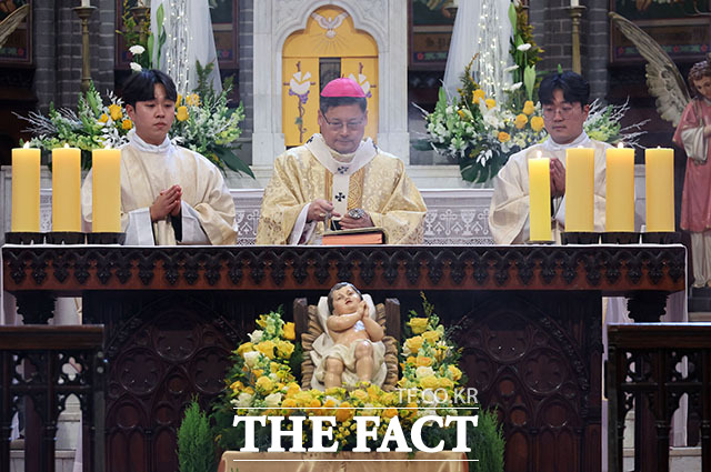 성탄절인 25일 서울 중구 명동대성당에서 열린 성탄 대축일 낮 미사에서 신도들이 기도를 하고 있다. /사진공동취재단