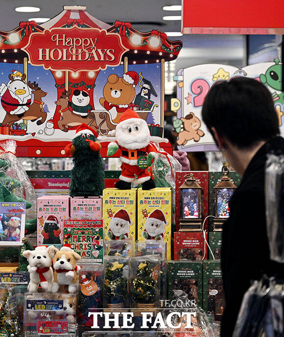 크리스마스인 25일 서울 서초구 고속터미널 지하상가 쇼핑센터 '고투몰'에 시민과 외국인 관광객의 발길이 이어지고 있다. /이효균 기자