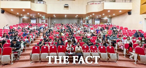 대전 대덕구육아종합지원센터가 24일 크리스마스 이브를 맞아 지역 영유아 가족을 대상으로 뮤지컬 정글북 공연을 진행했다. /대덕구