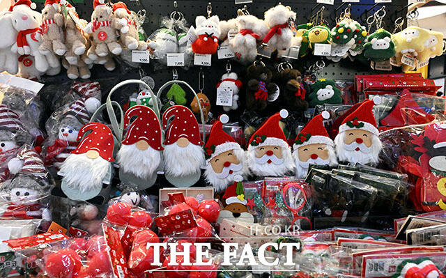 크리스마스인 25일 서울 서초구 고속터미널 지하상가 쇼핑센터 '고투몰'에 시민과 외국인 관광객의 발길이 이어지고 있다. /이효균 기자