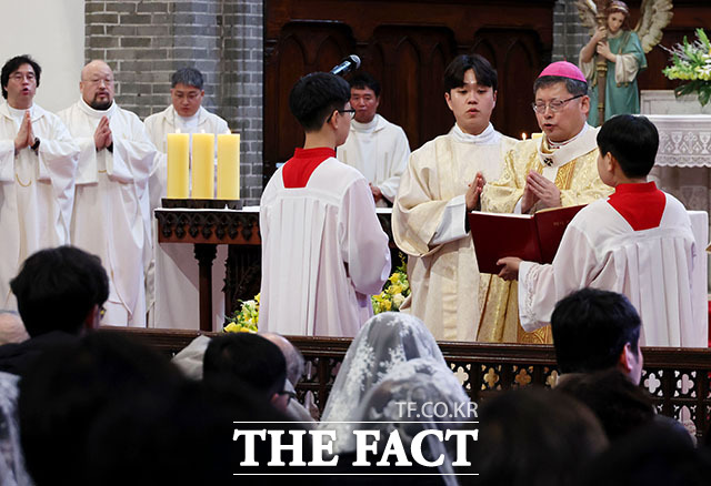 성탄절인 25일 서울 중구 명동대성당에서 열린 성탄 대축일 낮 미사에서 신도들이 기도를 하고 있다. /사진공동취재단