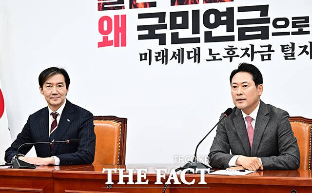 조국 조국혁신당 대표가 '세계평화통일가정연합(통일교)과 신천지 특검'이 실시될 경우 국민의힘 정당해산 사유가 추가될 것이라는 홍준표 전 대구시장의 주장에 동의했다. 사진은 장동혁 국민의힘 대표가 지난 1일 오전 서울 여의도 국회에서 조국 조국혁신당 대표를 접견하고 있는 모습. /국회=배정한 기자