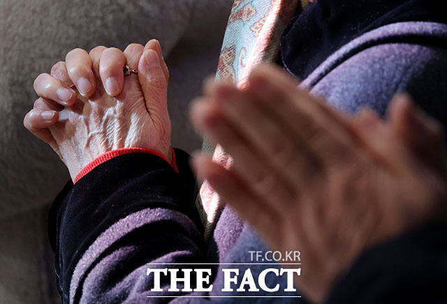 성탄절인 25일 서울 중구 명동대성당에서 열린 성탄 대축일 낮 미사에서 신도들이 기도를 하고 있다. /사진공동취재단