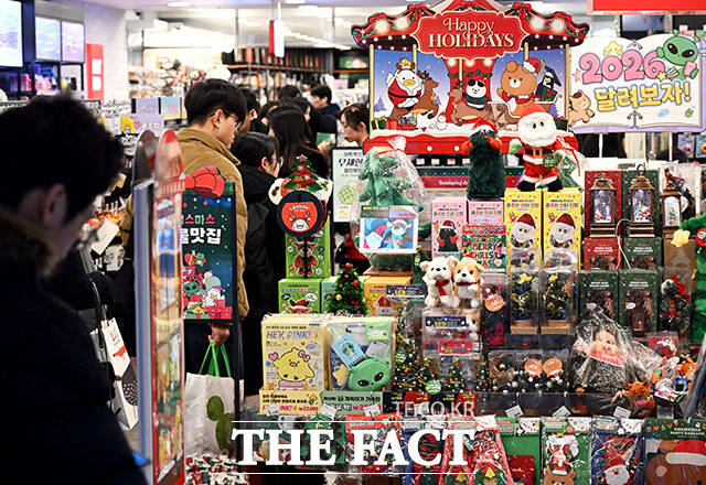 크리스마스인 25일 서울 서초구 고속터미널 지하상가 쇼핑센터 '고투몰'에 시민과 외국인 관광객의 발길이 이어지고 있다. /이효균 기자