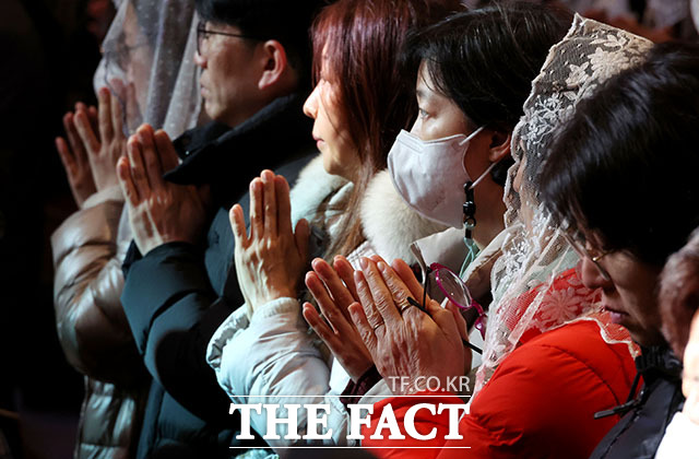 성탄절인 25일 서울 중구 명동대성당에서 열린 성탄 대축일 낮 미사에서 신도들이 기도를 하고 있다. /사진공동취재단