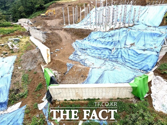 저장고가 들어설 위치에 PHC 파일로 약한 지반을 보강하는 작업을 진행하고 있다. 군데 군데 무너져 있는 옹벽이 보기만 해도 아찔하다. 사진은 2023년 당시 모습. /더팩트 DB