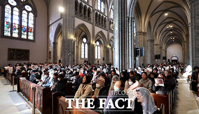 성탄절인 25일 서울 중구 명동대성당에서 열린 성탄 대축일 낮 미사에서 신도들이 기도를 하고 있다. /사진공동취재단