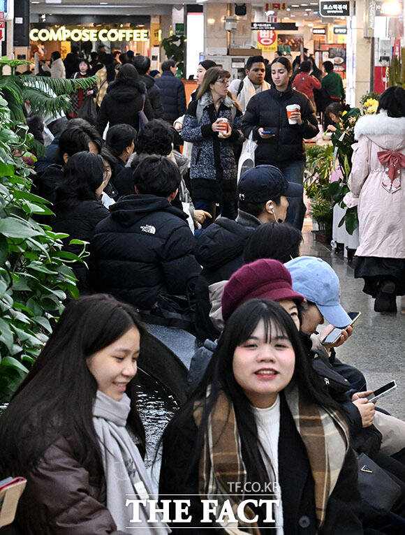 크리스마스인 25일 서울 서초구 고속터미널 지하상가 쇼핑센터 '고투몰'에 시민과 외국인 관광객의 발길이 이어지고 있다. /이효균 기자