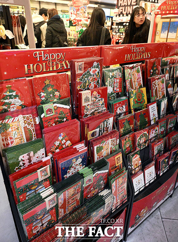 크리스마스인 25일 서울 서초구 고속터미널 지하상가 쇼핑센터 '고투몰'에 시민과 외국인 관광객의 발길이 이어지고 있다. /이효균 기자