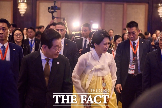 이재명 대통령과 영부인 김혜경 여사는 성탄절을 맞아 25일 오전 인천 해인교회에서 성탄 예배에 참석했다. 이 대통령과 김 여사가 11월 20일(현지시간) 이집트 카이로의 한 호텔에서 열린 이집트 동포·지상사 간담회에서 참석자들에게 인사를 하고 있다. /대통령실