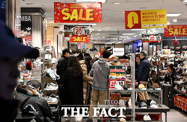 크리스마스인 25일 서울 서초구 고속터미널 지하상가 쇼핑센터 '고투몰'에 시민과 외국인 관광객의 발길이 이어지고 있다. /이효균 기자