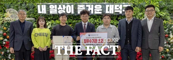 최충규 대덕구청장(사진 왼쪽 네 번째)과 대덕구 직원들이 24일 행정안전부 주관 2025년 재난관리평가에서 전국 최우수기관으로 선정된 후 기념 촬영을 하고 있다. /대덕구