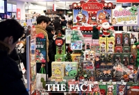  성탄절 한파에 북적이는 지하상가 쇼핑몰 [TF사진관]