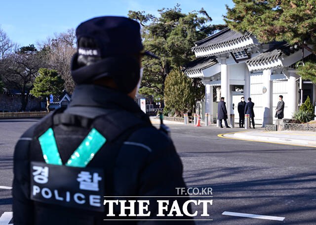 22일 서울 종로구 청와대 춘추문 앞에 경찰과 경호원이 배치돼 있다. /이새롬 기자