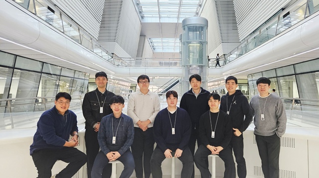 한국앤컴퍼니그룹의 사업형 지주회사 한국앤컴퍼니가 사내 최고 권위 시상식인 '2025 한국앤컴퍼니 프로액티브 어워드' 최종 수상 결과를 26일 발표했다. 수상한 임직원들이 기념 촬영을 하는 모습. /한국앤컴퍼니그룹