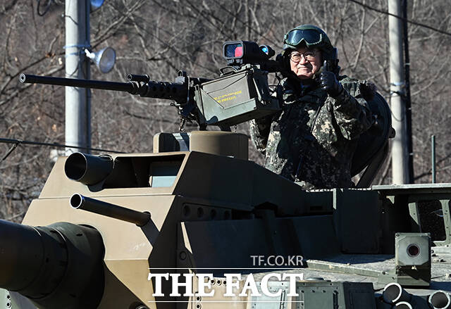우원식국회의장이 26일 오전 경기 양평군 옥천면 제11기동사단 108기계화보병대대를 방문해 K2전차를 탑승하고 있다. /국회사진기자단