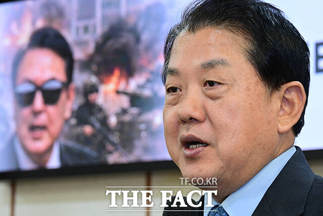 이날 김병주 더불어민주당 의원(오른쪽)이 제작발표회에 참석해 인사말을 하고 있다.