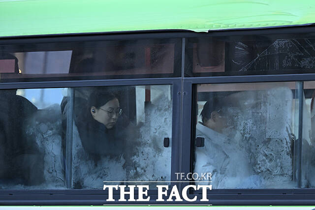 서울 종로구 광화문 인근 버스에 성에가 낀 모습.