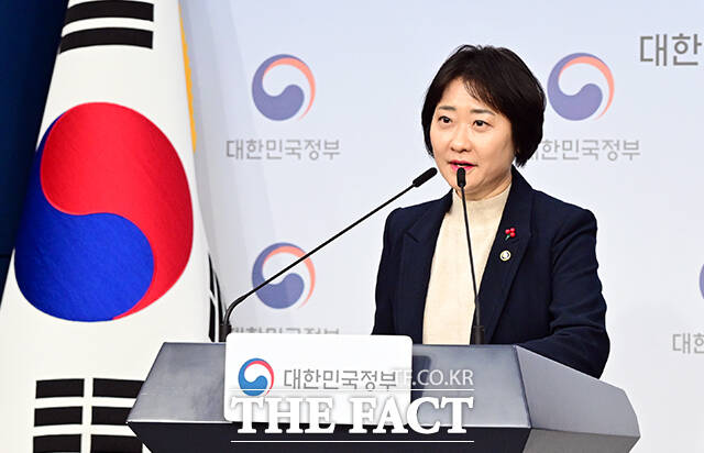 이스란 보건복지부 제1차관이 26일 오전 서울 종로구 정부서울청사 별관에서 아동정책기본계획 주요 내용을 브리핑하고 있다. /임영무 기자